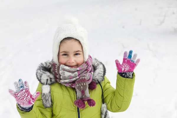 Sırt Çantası Eldivenleriyle Kışın Giyinmiş Mutlu Bir Kız — Stok fotoğraf