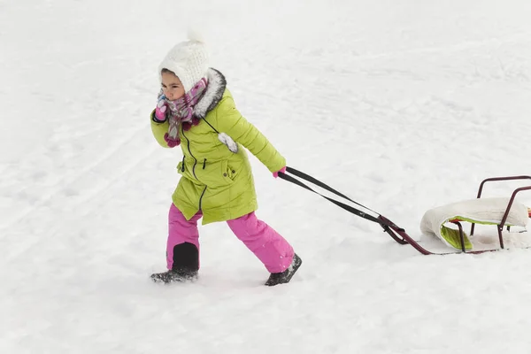 Маленька Дівчинка Грає Сніжному Подвір — стокове фото