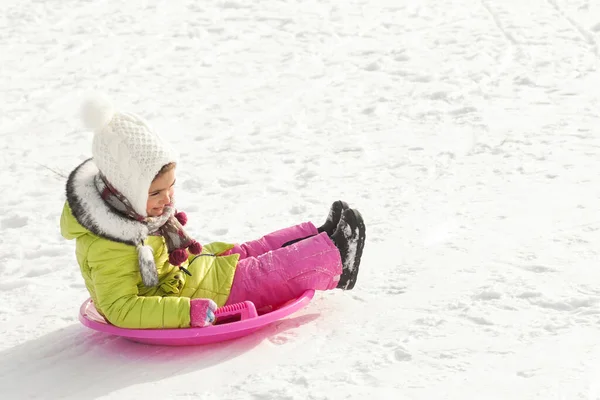 Kar Bahçesinde Oynayan Küçük Kız — Stok fotoğraf