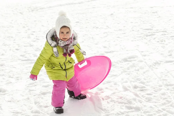 Kleines Mädchen Spielt Auf Schneehof — Stockfoto