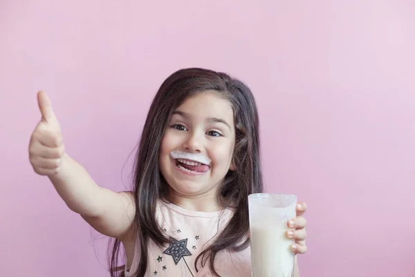 Küçük Gülümseyen Kız Bardaktan Süt Içiyor — Stok fotoğraf