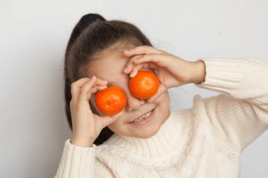 Elinde portakal tutan bir kız