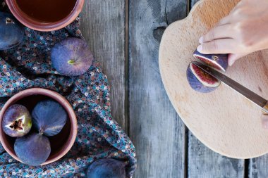 Kurumuş tarihli taze incirler ve ahşap arka planda kurutulmuş lavanta.