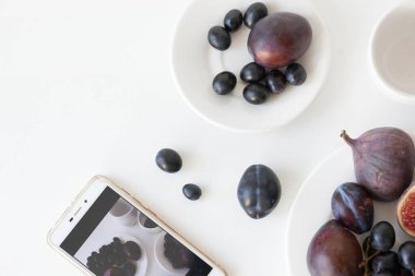 Yaban mersinli akıllı bir telefonun siyah beyaz bir plaka görüntüsü.