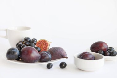 Beyaz arka planda taze erikler ve meyveler