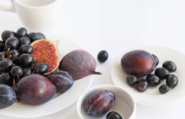 Taze erikler beyaz arka planda bir kasede