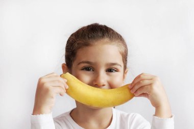 Genç çocuk muz mutfakta yemek