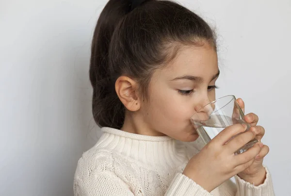 Klein Meisje Drinken Een Glas Water Stockfoto