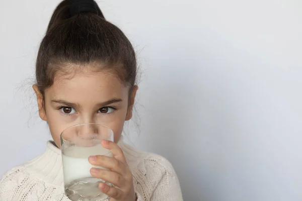 소녀가 유리잔에서 우유를 마시는 로열티 프리 스톡 이미지