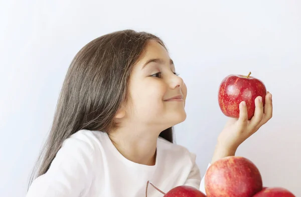 Aziatisch Meisje Eten Apple Rechtenvrije Stockfoto's