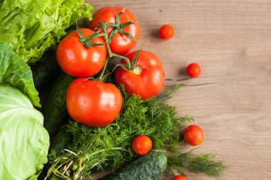 Taze sebzeler masada.