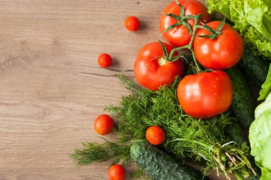 Tahta masada taze sebzeler.