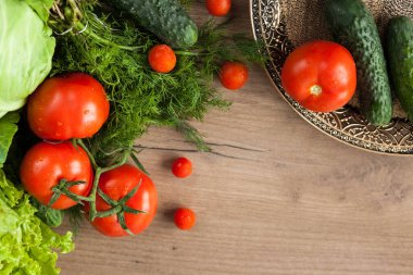 Tahta masada taze sebzeler.