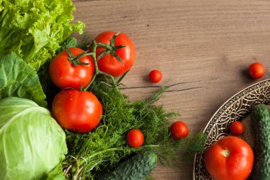 Taze sebzeler masada.