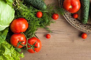 Tahta masada taze sebzeler.