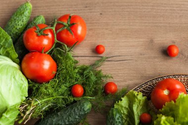 Tahta masada taze sebzeler.