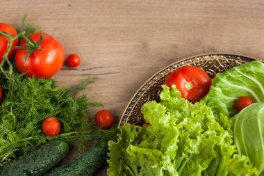 Taze sebzeler masada.