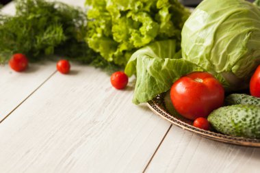 Tahta masada taze sebzeler.