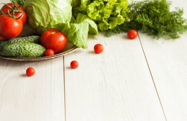 Tahta masada taze sebzeler.