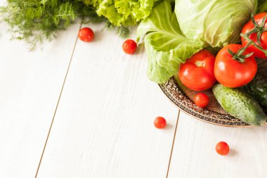 Tahta bir masada taze sebzeler.