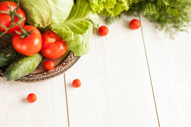 Tahta bir masada taze sebzeler.