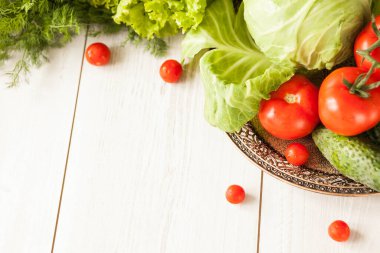 Tahta bir masada taze sebzeler.