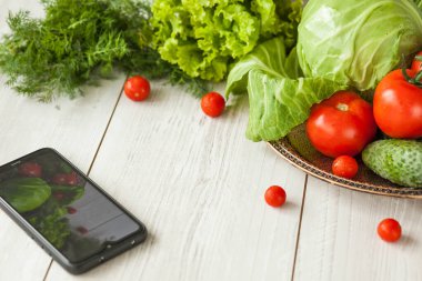 Tahta masada taze sebzeler.