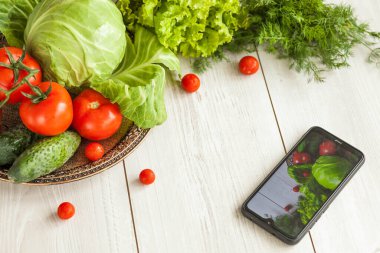 Tahta masada taze sebzeler.