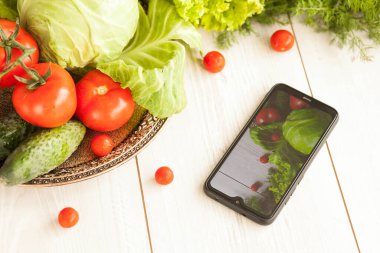 Tahta masada sebzeli tablet