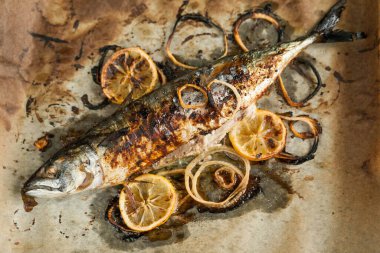 Baharatlı ve otlu ızgara balık.