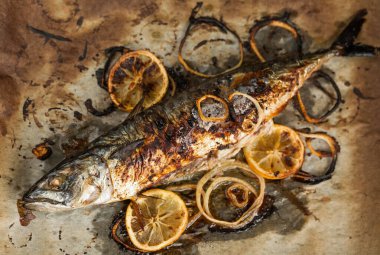 Baharatlı ve otlu ızgara balık.