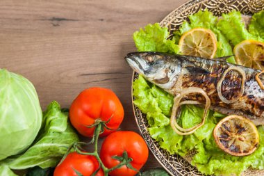 Tahta masada sebzeli ızgara balık.