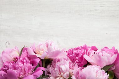 Ahşap arka planda pembe şakayıklar