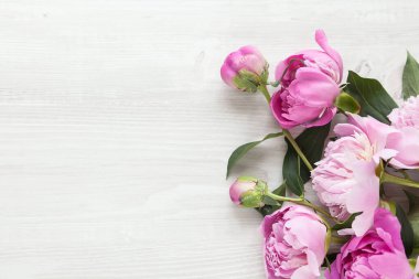 Beyaz ahşap arka planda pembe güller