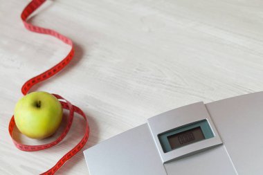 diyet konsepti Elma ve mezura tahta masada.