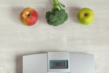 Elma ve mezura tartıları masanın üzerinde.