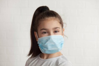 Korunaklı maskeli kız, koronavirüs konsepti 