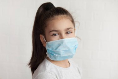 Korunaklı maskeli kız, koronavirüs konsepti 