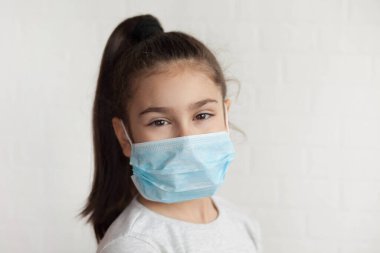 Korunaklı maskeli kız, koronavirüs konsepti 