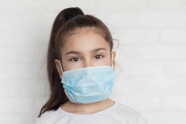 Korunaklı maskeli kız, koronavirüs konsepti 