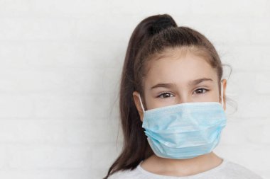 Korunaklı maskeli kız, koronavirüs konsepti 