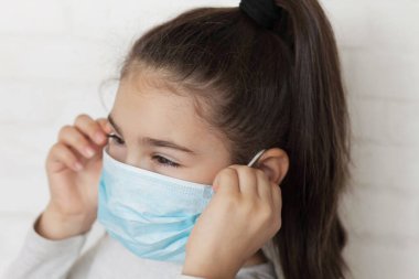 Korunaklı maskeli kız, koronavirüs konsepti 
