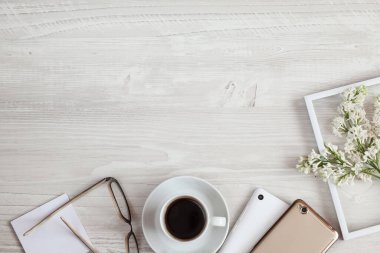 Tahta masadaki kahve ve dizüstü bilgisayarın en üst görüntüsü.