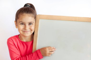 Neşeli küçük kız portresi, eğitim konsepti 