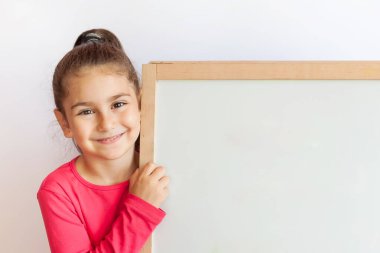 Neşeli küçük kız portresi, eğitim konsepti 