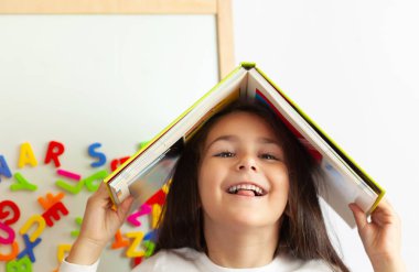 Neşeli küçük kız portresi, eğitim konsepti 