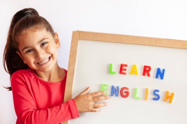 Mutlu şirin kız portresi, İngilizce dil eğitimi konsepti 