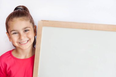 Neşeli küçük kız portresi, eğitim konsepti 