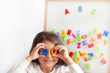 Neşeli küçük kız portresi, eğitim konsepti 