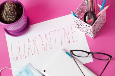 Renk arkaplanındaki karantina harfleri, covid 19 konsepti